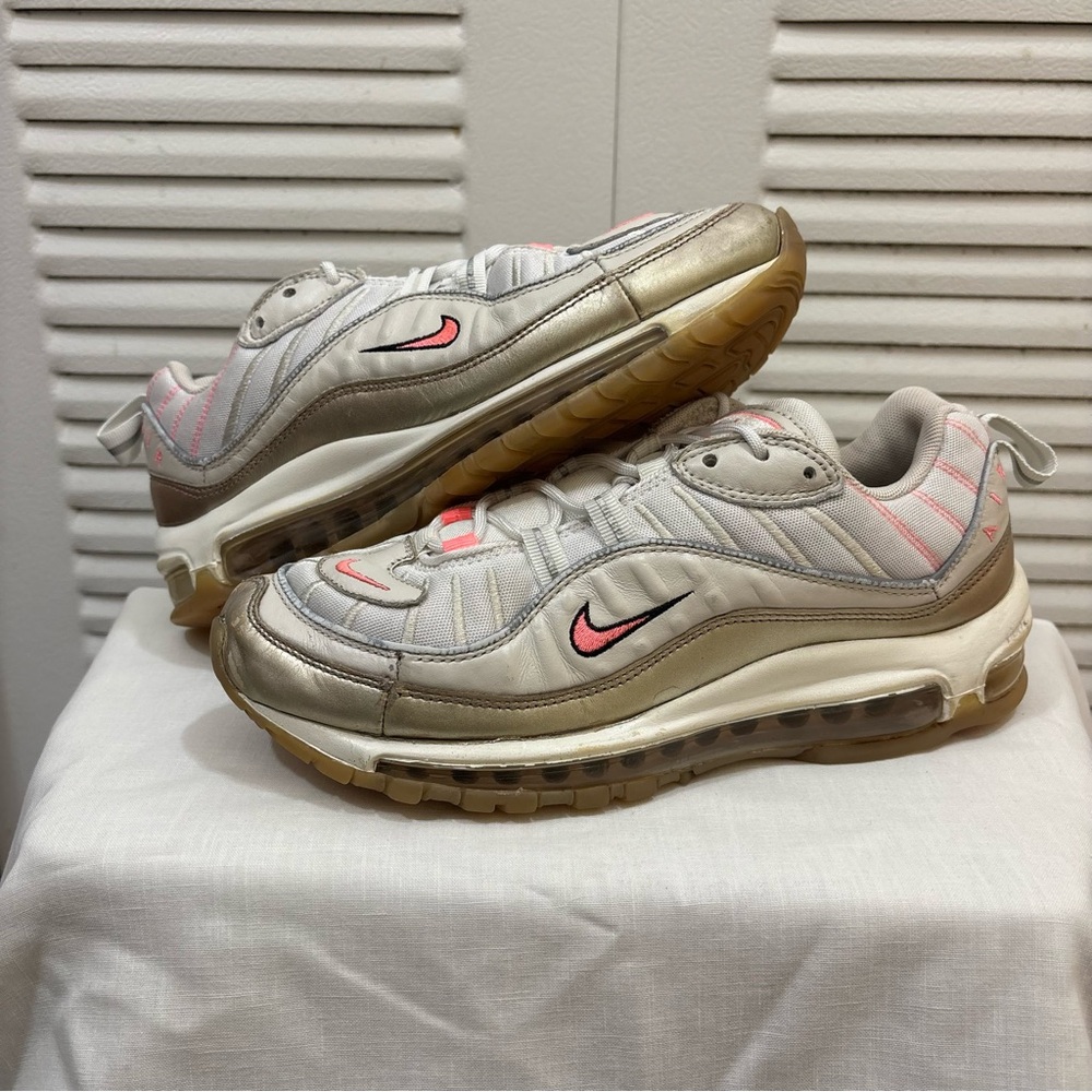 Nike Air Max 98 "Metallic Gold / Pink
Blast" - Size 9